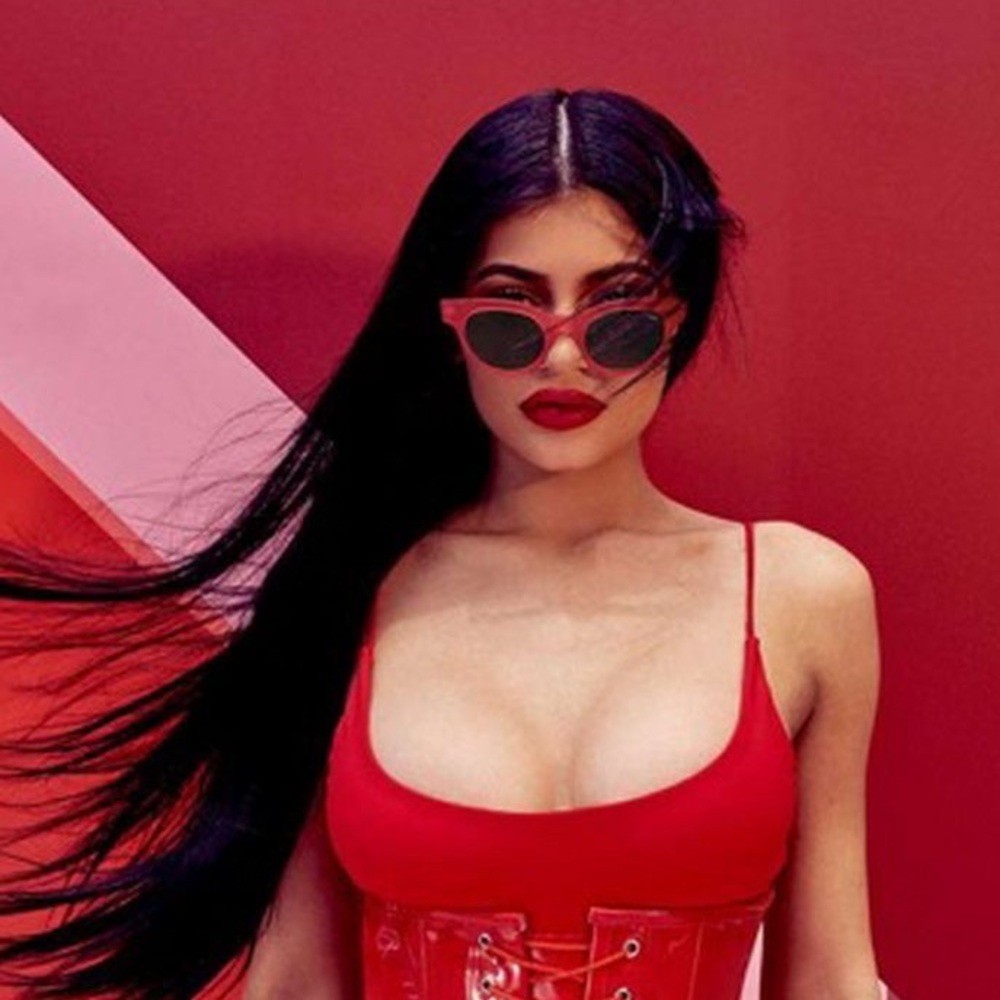 QUAY x KYLIE Starstruck sunnies in red